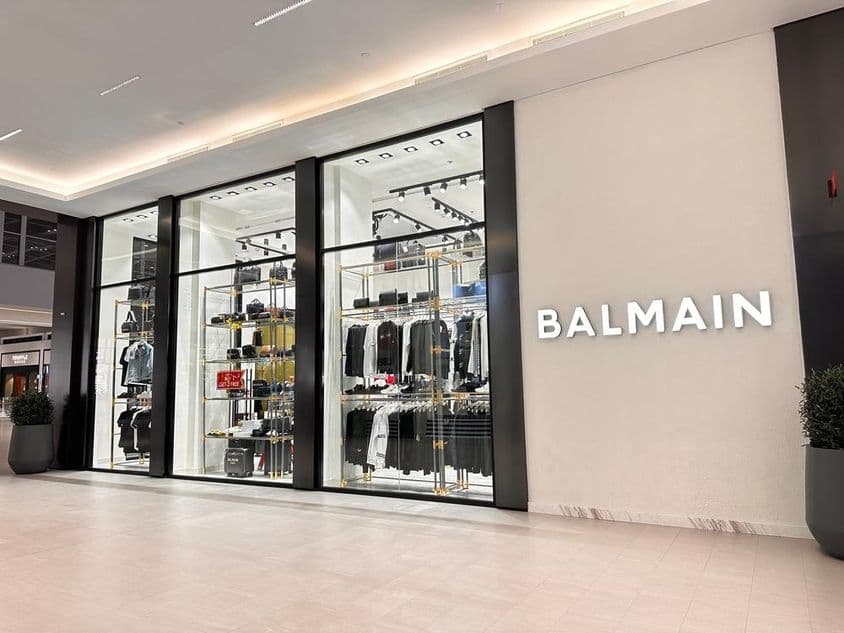 Коллекция одежды люксового бренда Balmain в торговом центре Dubai Mall.