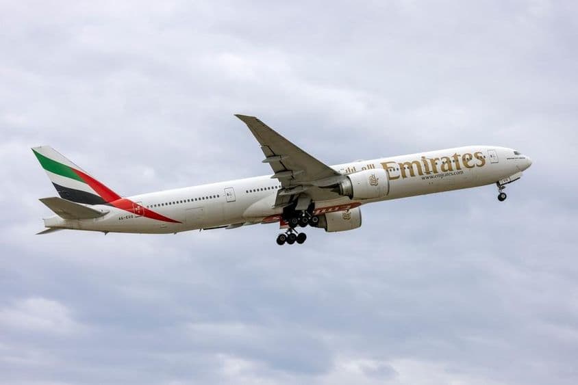 Emirates Boeing 777-31H-ER (REG: A6-EGQ) взлетает.