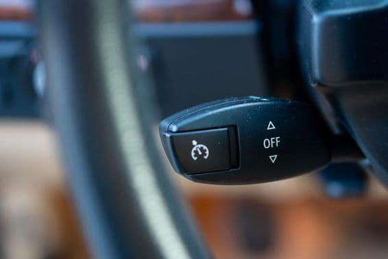 Рычаг круиз-контроля, включен или выключен.