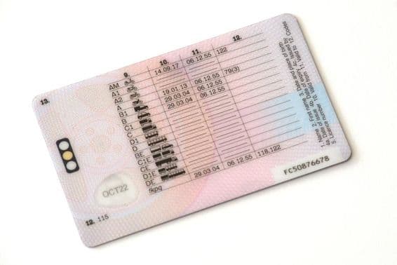 Обратная сторона пластикового водительского удостоверения.