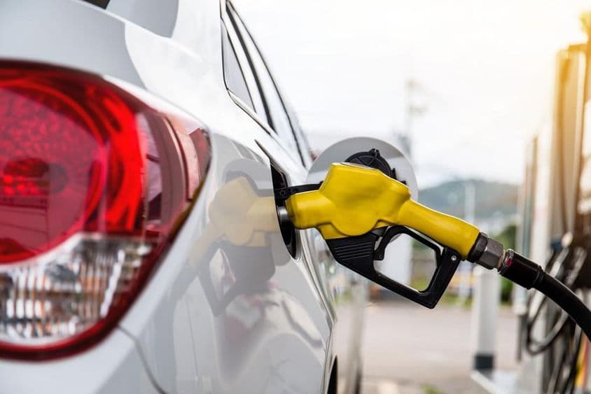 Дубайцы заправляют автомобиль на автозаправочной станции.