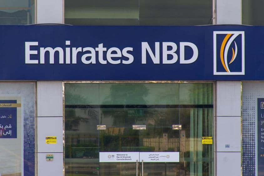 Логотип Emirates NBD Bank PJSC на синем фасаде в Дубае.