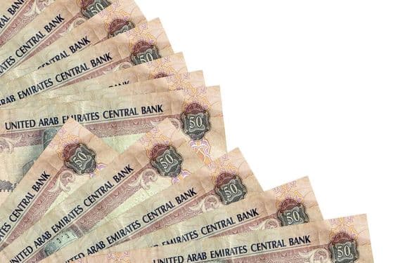 50 дирхамов Объединенных Арабских Эмиратов лежат на столе.