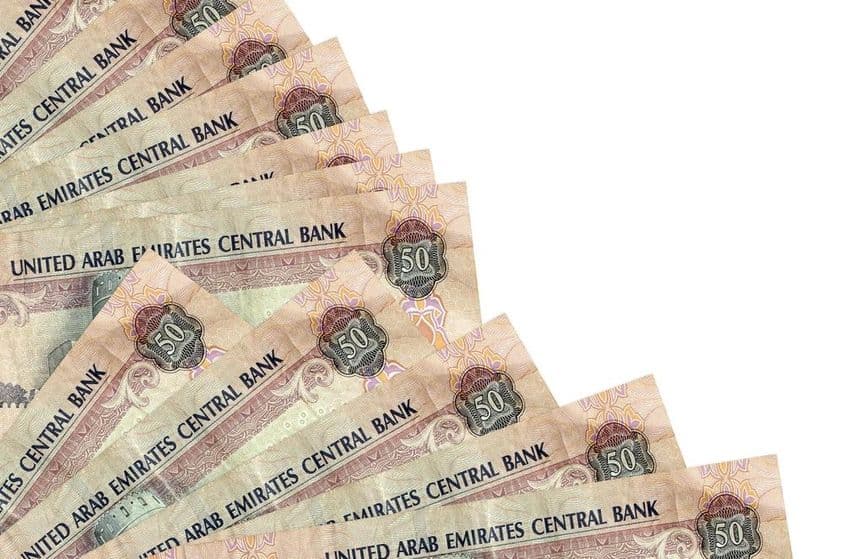 50 дирхамов Объединенных Арабских Эмиратов лежат на столе.