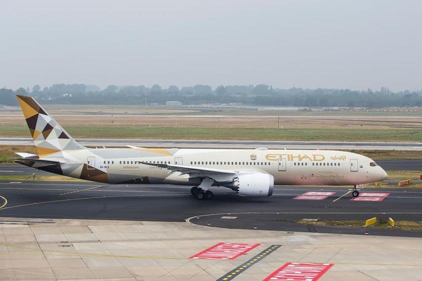 Самолет Etihad Airways Boeing 787-9 Dreamliner (A6-BLX) перед вылетом.