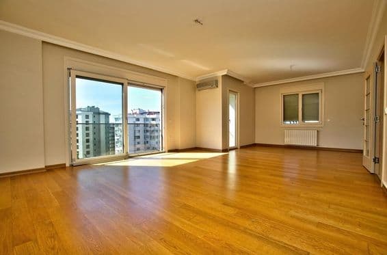 Пустая комната в центре Дубая.