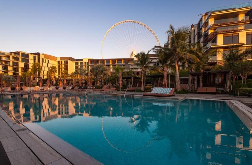 Бассейн в отеле Caesars Palace Bluewaters в Дубае.