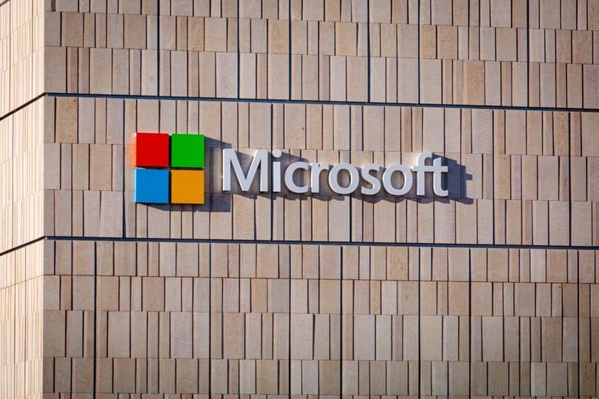 Логотип Microsoft на здании в кампусе Силиконовой долины.