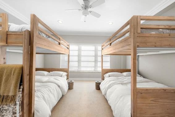 Комната с двухъярусной кроватью.