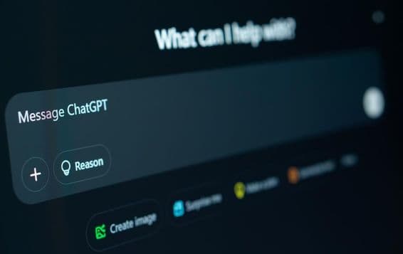 ChatGPT на экране ноутбука.