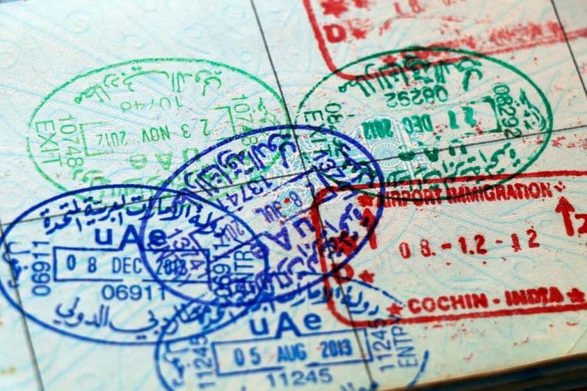 Официальные штампы ОАЭ и Индии на странице паспорта.