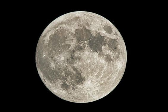 Полнолуние в небе.