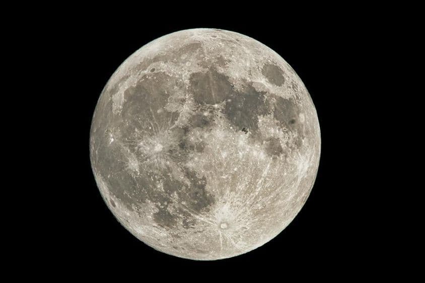 Полнолуние в небе.