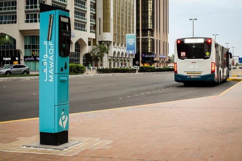 Принтер билетов парковочной системы MAWAQIF в столице ОАЭ.