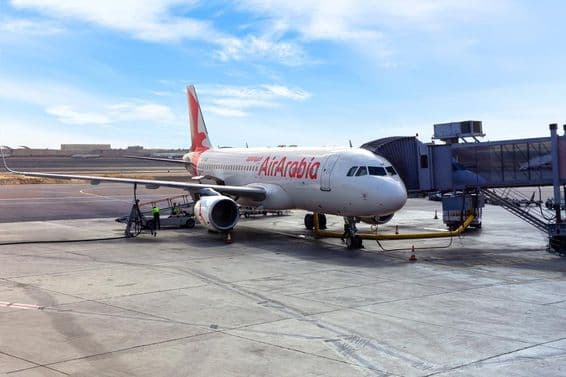 Самолет Oman Air Arabia A6-AUB, Airbus A320 на взлетно-посадочной полосе в аэропорту Абу-Даби.