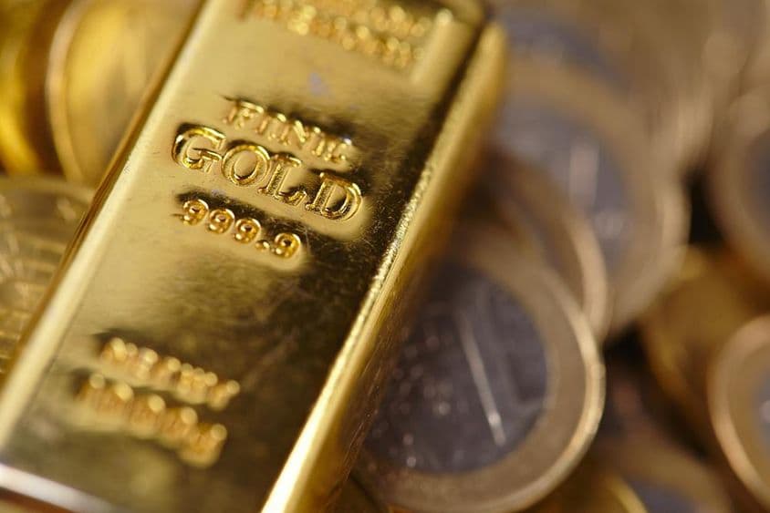 Золотой слиток высокой пробы для инвестиций.