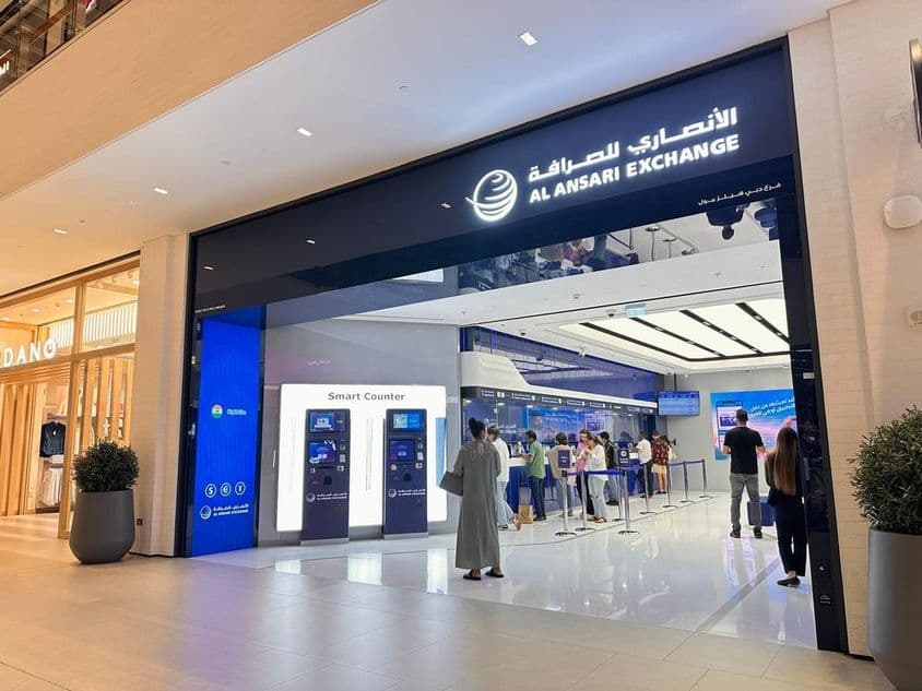 Вход в Al Ansari Exchange в торговом центре.