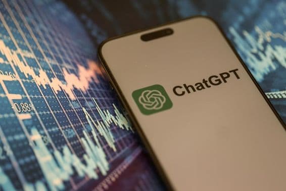 Смартфон с отображением официального логотипа ChatGPT.