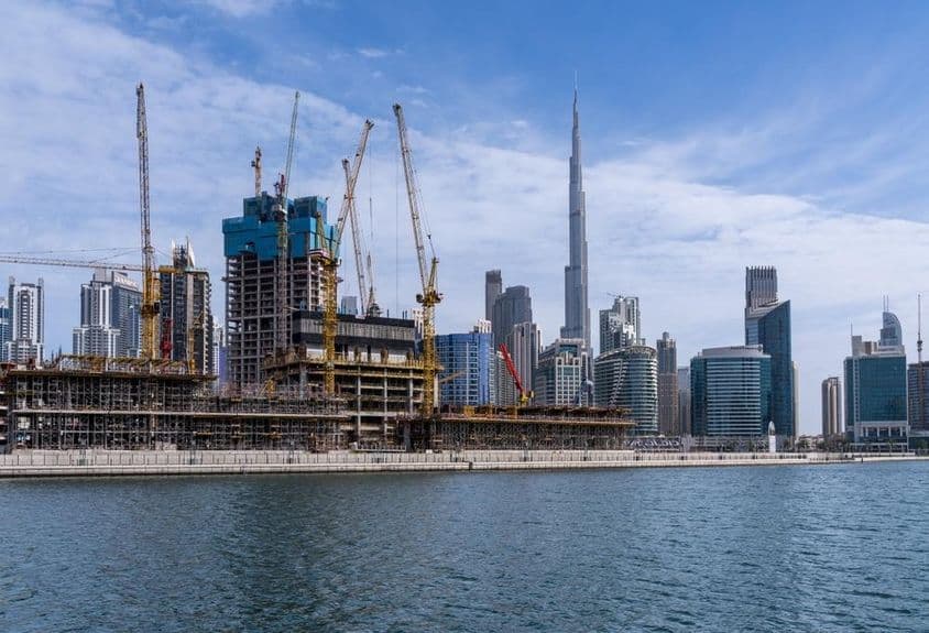 Краны строят новые квартиры в районе Business Bay в Дубае.