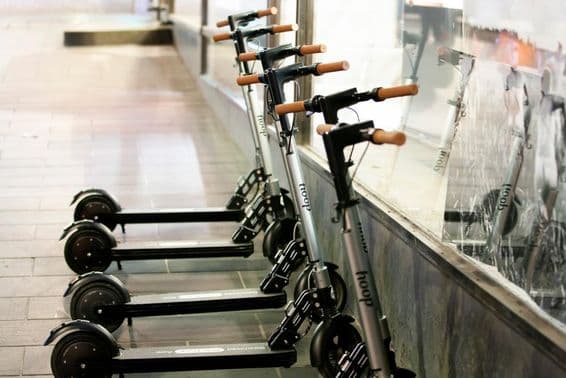 Серебристый/серый арендуемый электросамокат от Hoop.