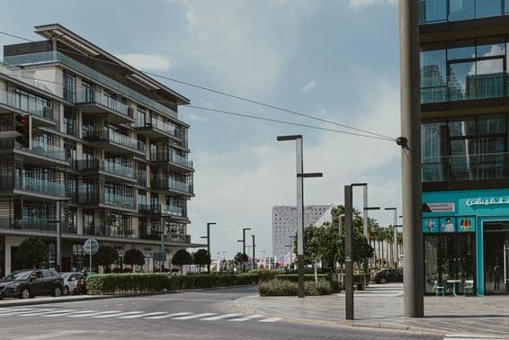 Уличный вид улицы Аль-Мустакабель в Дубае на фоне современных апартаментов.