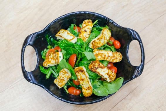 Салат с сыром, листьями рукколы и черри.