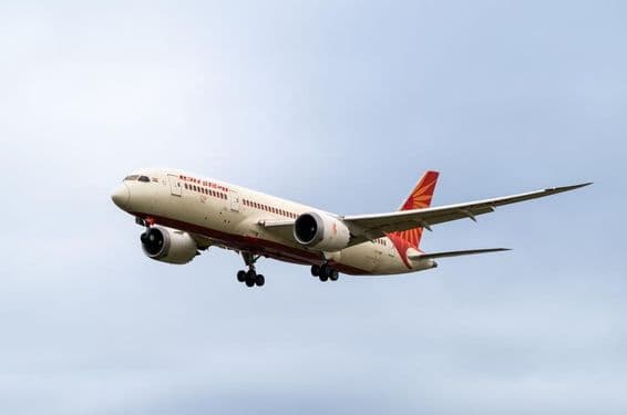 Air India Boeing 787-8 начинает снижение.