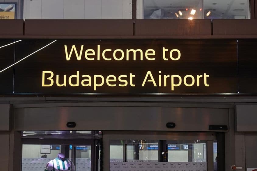 Табличка приветствия в международном аэропорту имени Ференца Листа в Будапеште, Венгрия.