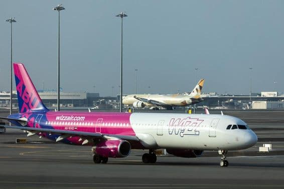 Самолет Wizz Air на взлетно-посадочной полосе международного аэропорта Абу-Даби.