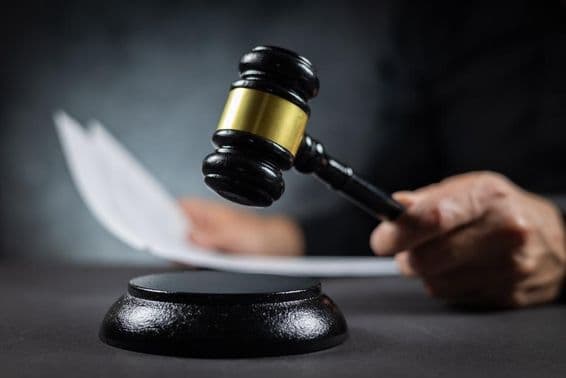 Судья объявляет вердикт с документом в суде.