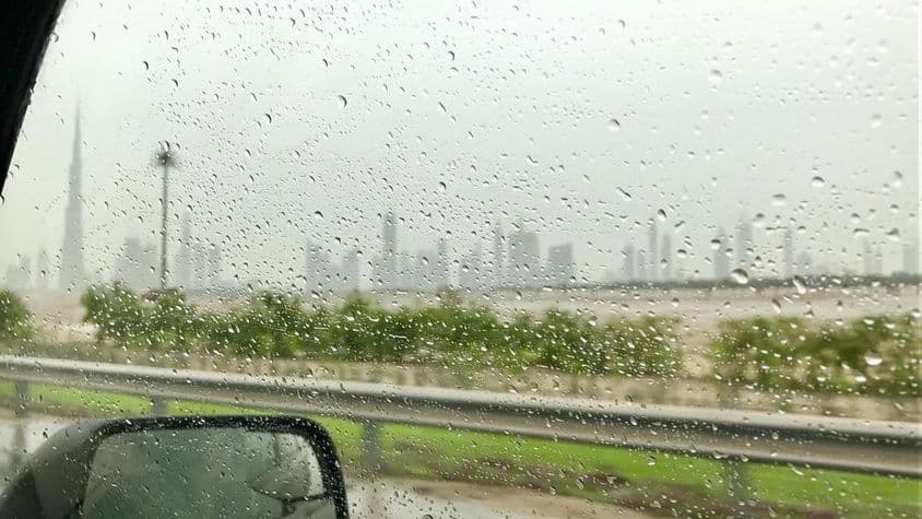 Бурдж Халифа под дождем в Дубае.