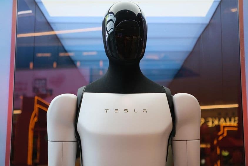 Робот Tesla Optimus с логотипом бренда.