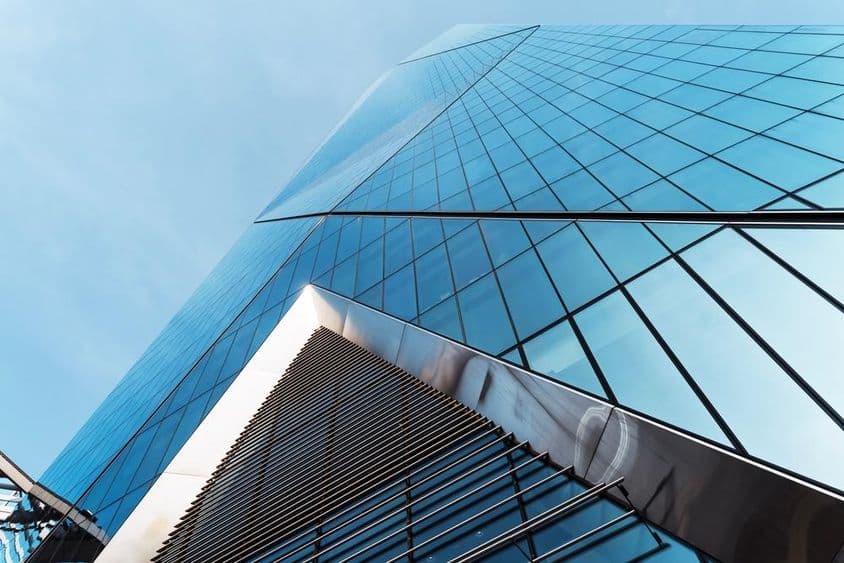 Уличный вид на офисное здание в Дубае.