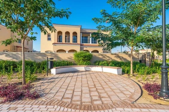 Детская площадка и спортивная зона в сообществе вилл Serena в районе Dubai Land.