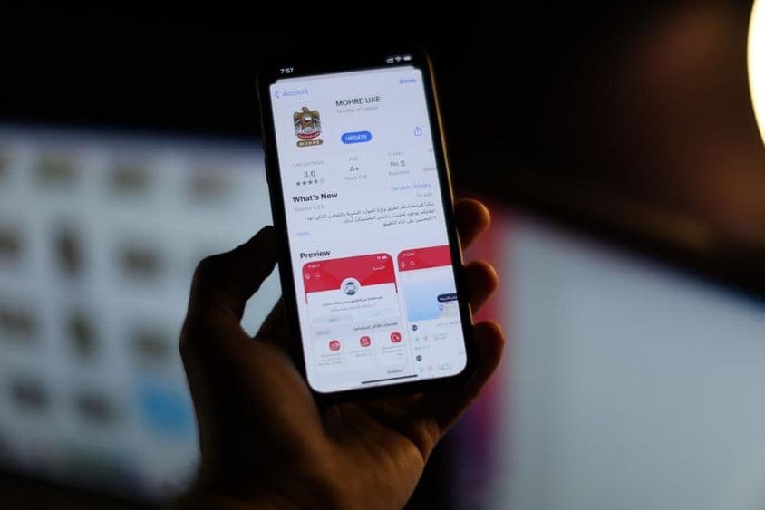 Приложение MoHRE на экране смартфона.