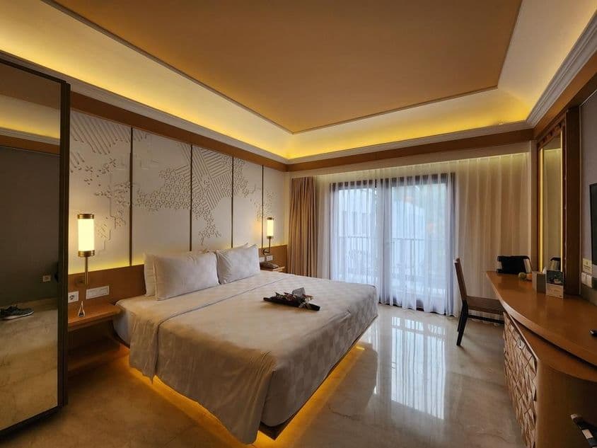 Роскошный гостиничный номер, современный классический стиль, уютная атмосфера.