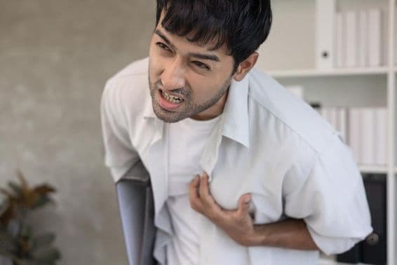 Симптомы в области груди, связанные с сердечными приступами.