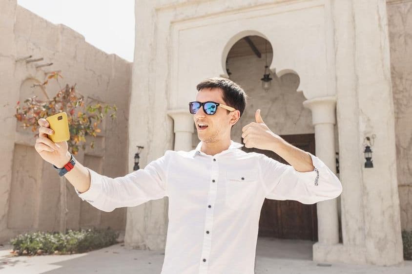 Мужчина записывает видеоблог в старом районе Дубай Крик.