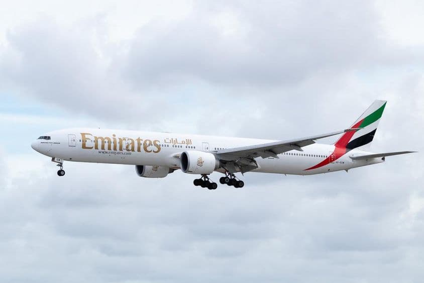 Самолет Emirates Boeing 777-31HER приближается к посадке в аэропорту Майами.
