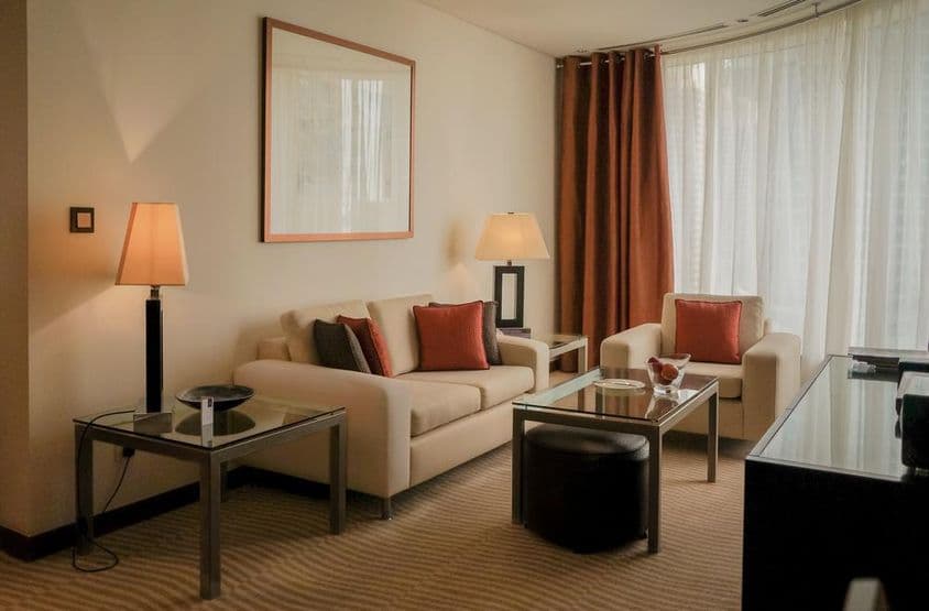 Современный и яркий интерьер квартиры в Дубае.