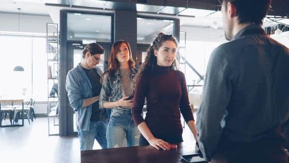 Люди стоят в очереди.