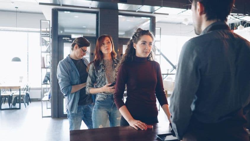 Люди стоят в очереди.