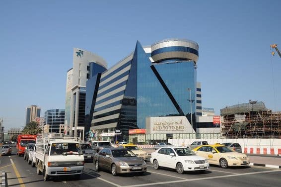 Уличный вид в современном районе Дубая.