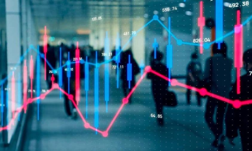 Финансовый график, прохожие люди.