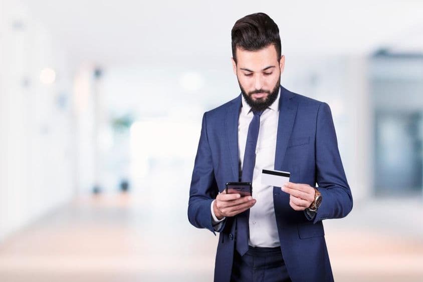 Арабский бизнесмен с телефоном и кредитной картой.