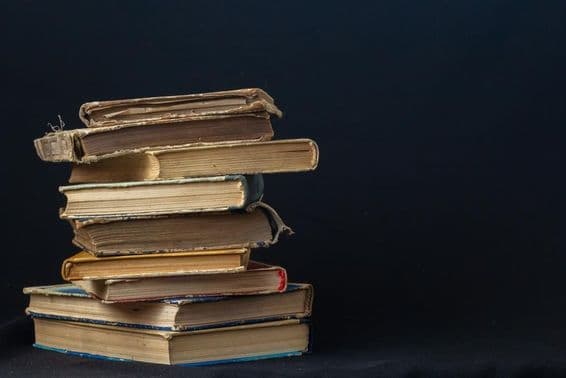 Стопка старых книг в твердом переплете.