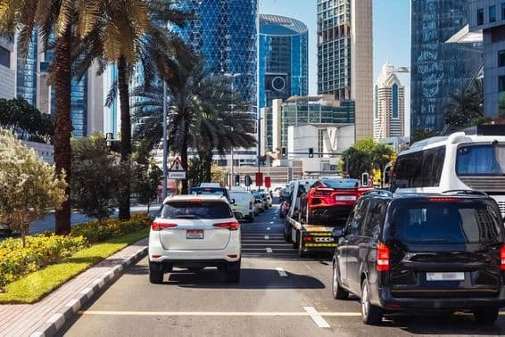 Машины на улицах города Дубая.