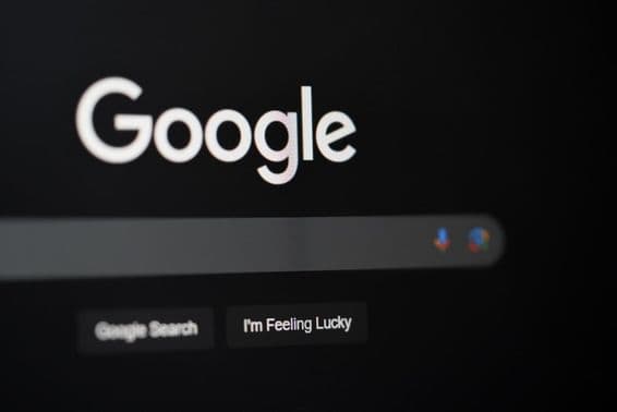 Google поиск на экране компьютера в Дубае.