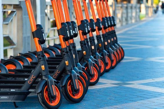 Аренда электросамокатов Circ на набережной в Абу-Даби.