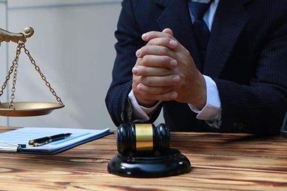 Адвокат предоставляет юридическую консультацию.